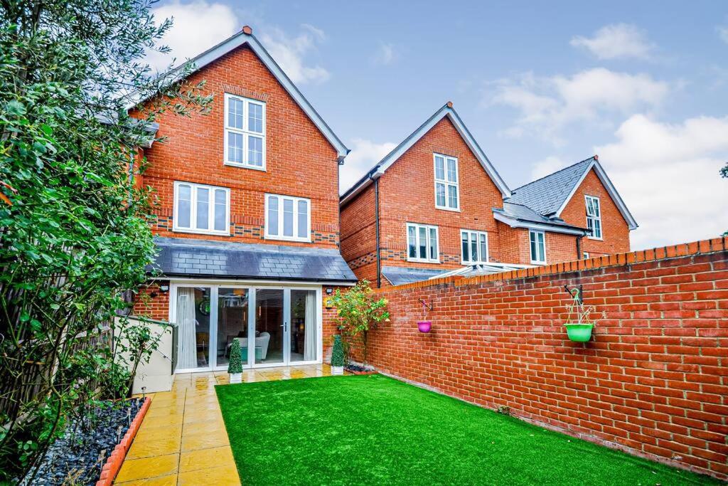 ميدينهيد Entire House Sleeps 8 Near The River Thames المظهر الخارجي الصورة